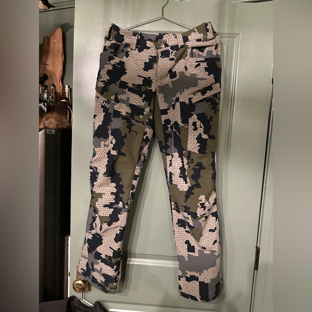 VGUC KUIU attack pants in Verde print size 32 S